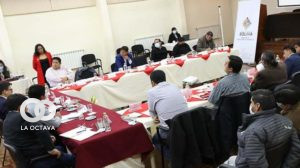 Funcionarios del Gobierno y el INE junto a las autoridades potosinas, ayer.