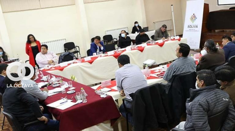 Funcionarios del Gobierno y el INE junto a las autoridades potosinas, ayer.