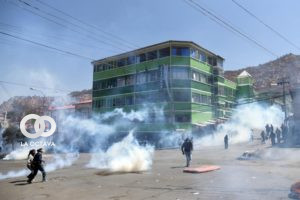 Gases lacrimógenos invaden las inmediaciones del mercado de Adepcoca situado en Villa Fátima. Foto. Rodwy Cazón