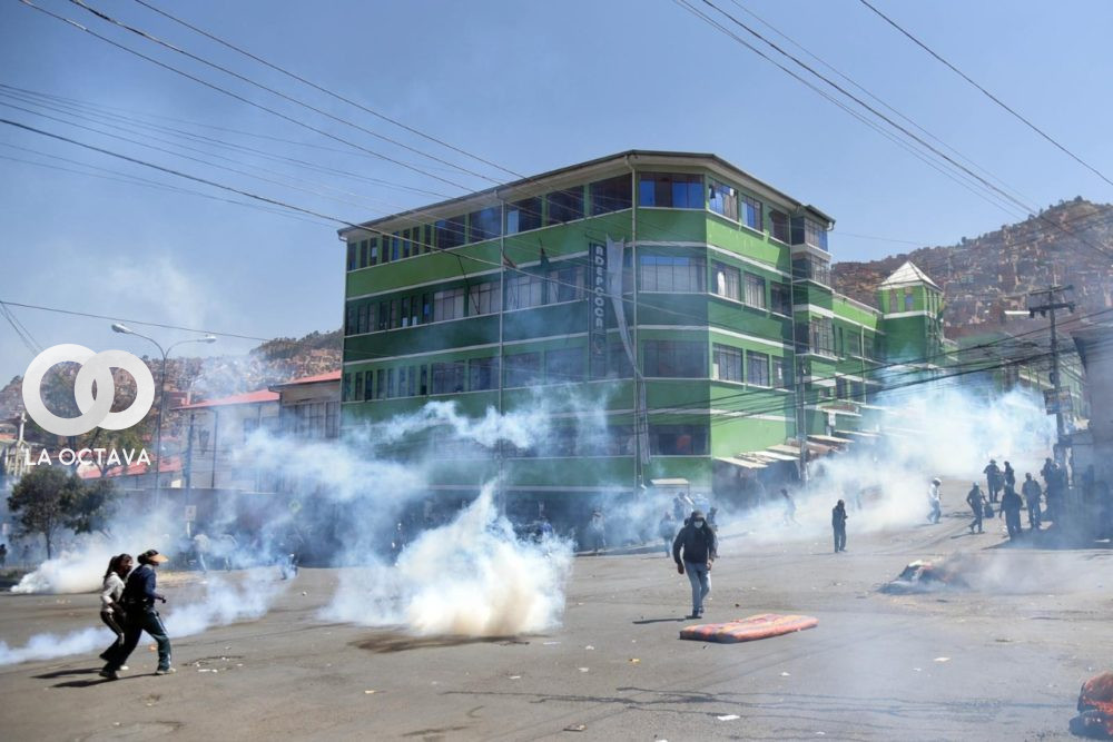 Gases lacrimógenos invaden las inmediaciones del mercado de Adepcoca situado en Villa Fátima. Foto. Rodwy Cazón