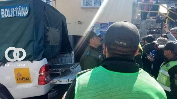 La Policía en espera para llevar los cuerpos de los niños a la morgue. Foto. redes sociales.