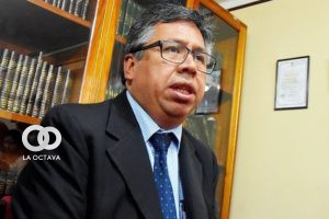 Luis Larrea, Presidente del Colegio Médico de Bolivia.