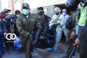 Miembros de la Policía retiran el cuerpo de los dos menores asesinados en Villa Pabón.