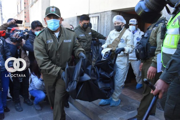 Miembros de la Policía retiran el cuerpo de los dos menores asesinados en Villa Pabón.