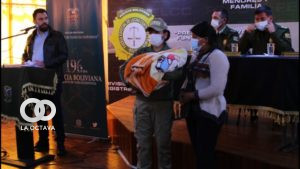 Ministerio de Gobierno entrega al bebé Alex a su madre. Foto. La Octava