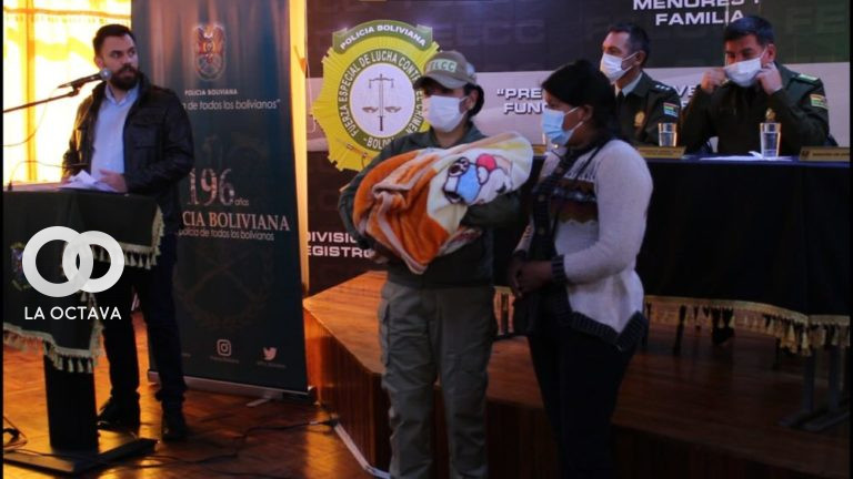 Ministerio de Gobierno entrega al bebé Alex a su madre. Foto. La Octava