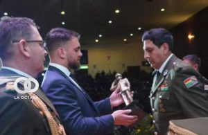 Muñoz es condecorado por le Ministro de Gobierno.