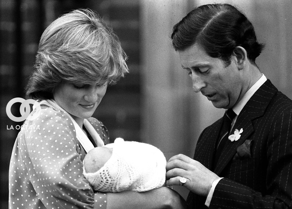 Nace el primer hijo de la pareja, el príncipe William.
