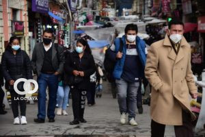 Población usa medidas de bioseguridad de cara a la pandemia. Foto. La Razón.