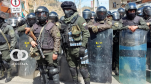 Policías resguardando inmediaciones del mercado paralelo de Alanes.