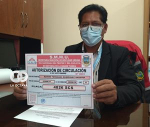 Secretario municipal muestra el permiso de circulación para el día del peatón.