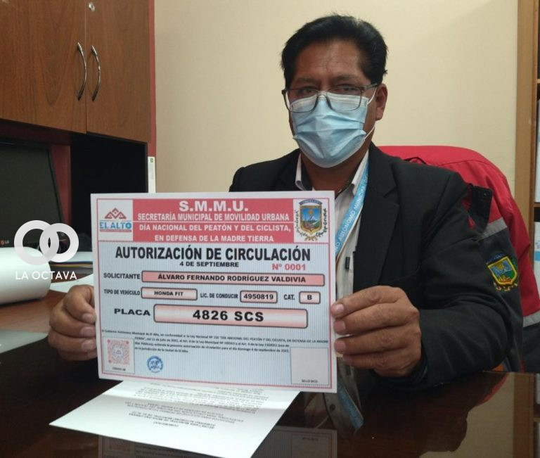 Secretario municipal muestra el permiso de circulación para el día del peatón.