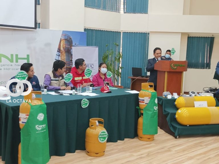 Viceministerio de Defensa al Consumidor y ANH realizan un programa.