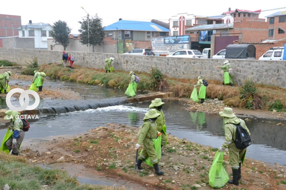 Alcaldía recoge basura de rios en El Alto.