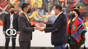 Arce entrega el bastón de mando a Andrónico Rodríguez. Foto, Cámara de Senadores.