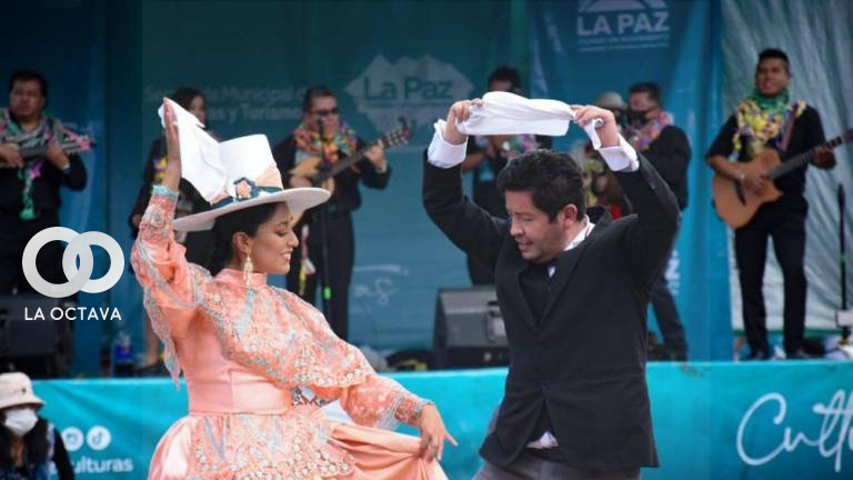 Bailarines de cueca en un evento en la plaza San Francisco. Foto. Alcaldía de La Paz