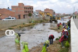 Ciudadanía ayuda a la recolección de basura en rios de El Alto.