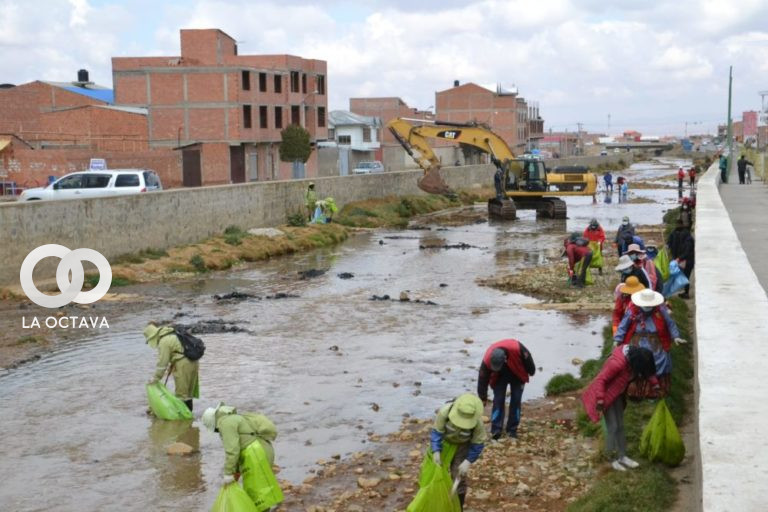 Ciudadanía ayuda a la recolección de basura en rios de El Alto.