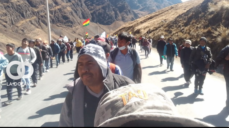 Cocaleros en su cuarto día de marcha hacia La Paz.