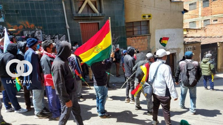 Cocaleros rompen cerco policíal e intentar tomar predios del mercado ilegal de coca.
