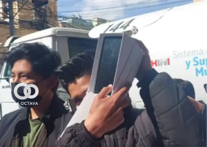 Plataformas ciudadanas regalan celular a Evo Morales