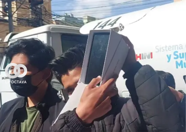 Plataformas ciudadanas regalan celular a Evo Morales
