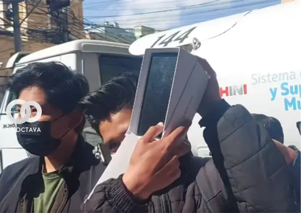 Plataformas ciudadanas regalan celular a Evo Morales