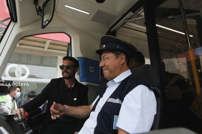 El presidente Luis Arce, maquinista del Tren Metropolitano.