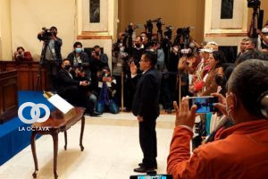 En la nueva vicepresidencia el nuevo Defensor del Pueblo hace su acto de juramento.