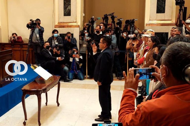 En la nueva vicepresidencia el nuevo Defensor del Pueblo hace su acto de juramento.