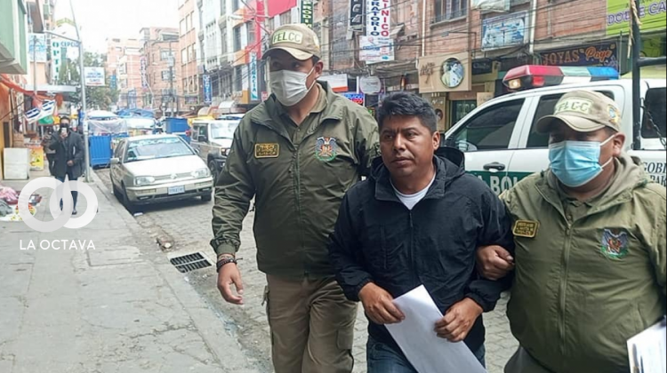Freddy Machicado aprehendido por un efectivo de la FELCC de El Alto.