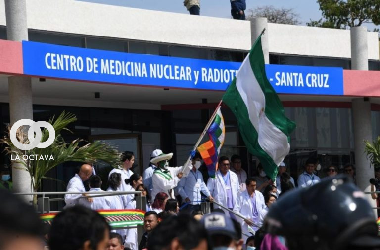 Frontis del Centro de Medicina Nuclear y Radioterapia, en Pampa de la Isla.