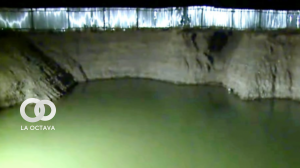 La gran excavación cubierta por calaminas donde se formó una laguna en la zona de Villa Andrani, El Alto. Foto, Captura F10