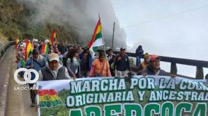 Madres con sus hijos en la marcha de los socios de Adepcoca piden cierre del mercado paralelo.