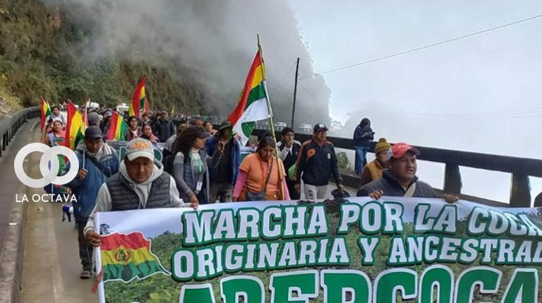 Madres con sus hijos en la marcha de los socios de Adepcoca piden cierre del mercado paralelo.