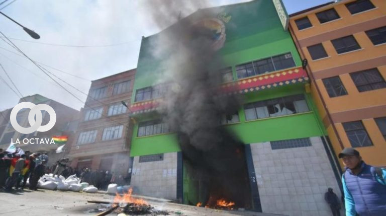 Mercado de coca ilegal quemado.