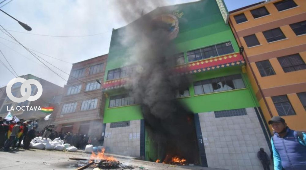 Mercado de coca ilegal quemado.