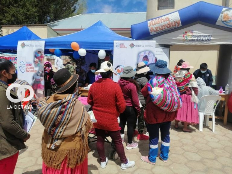 Personas se reunen para ser atendidos en la Feria organizada por el Ministerio de Salud.