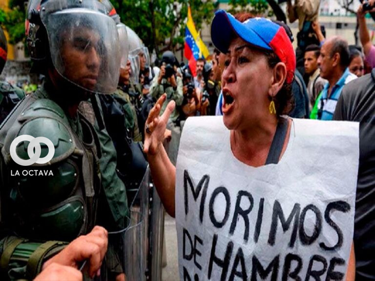 Personas venezolanas protestan en las calles por inflación económica.