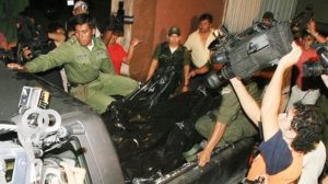 Sacan a las víctimas del caso terrorismo del hotel Las Américas, en abril de 2009. Cortesía.