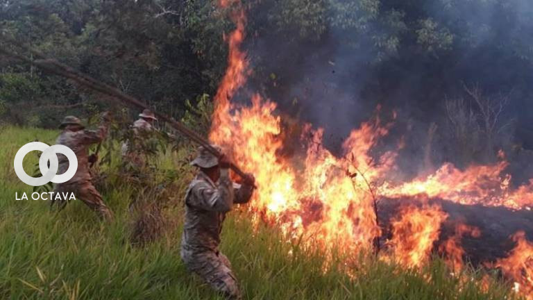 Soldados de la Armada en Santa Cruz sofocan las llamas. Foto. ABI