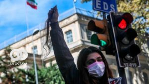 Una mujer iraní con un mechón de pelo que se cortó en una protesta en Estambul, Turquía. Foto. EFE