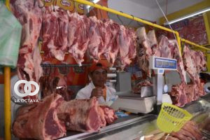 Venta de carne de un puesto en un mercado de Santa Cruz. Foto. Imagen Referencial.