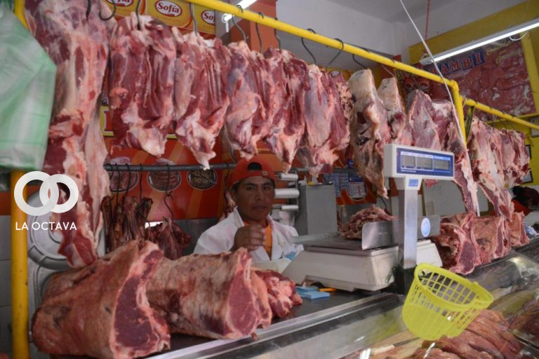 Venta de carne de un puesto en un mercado de Santa Cruz. Foto. Imagen Referencial.