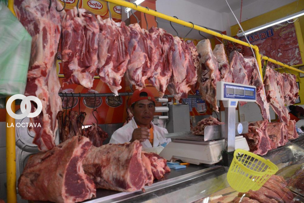Venta de carne de un puesto en un mercado de Santa Cruz. Foto. Imagen Referencial.