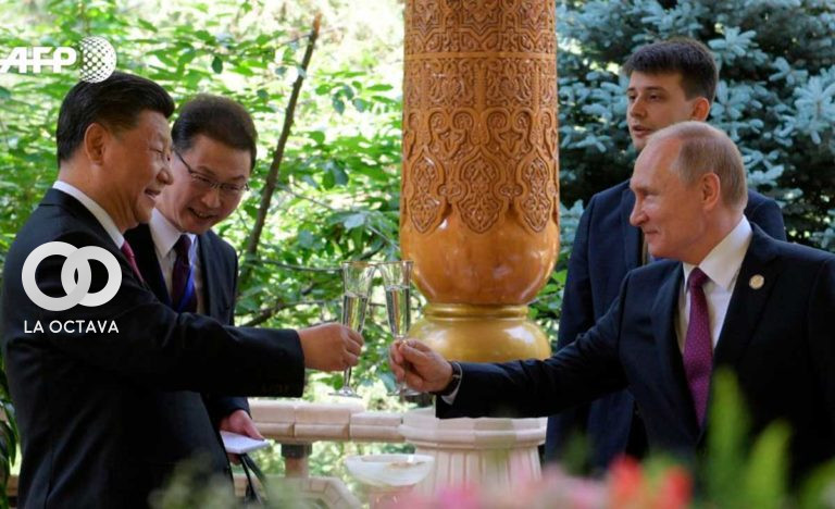 Vladimir Putin (der.) y Xi Jinping se reunieron en un encuentro histórico
