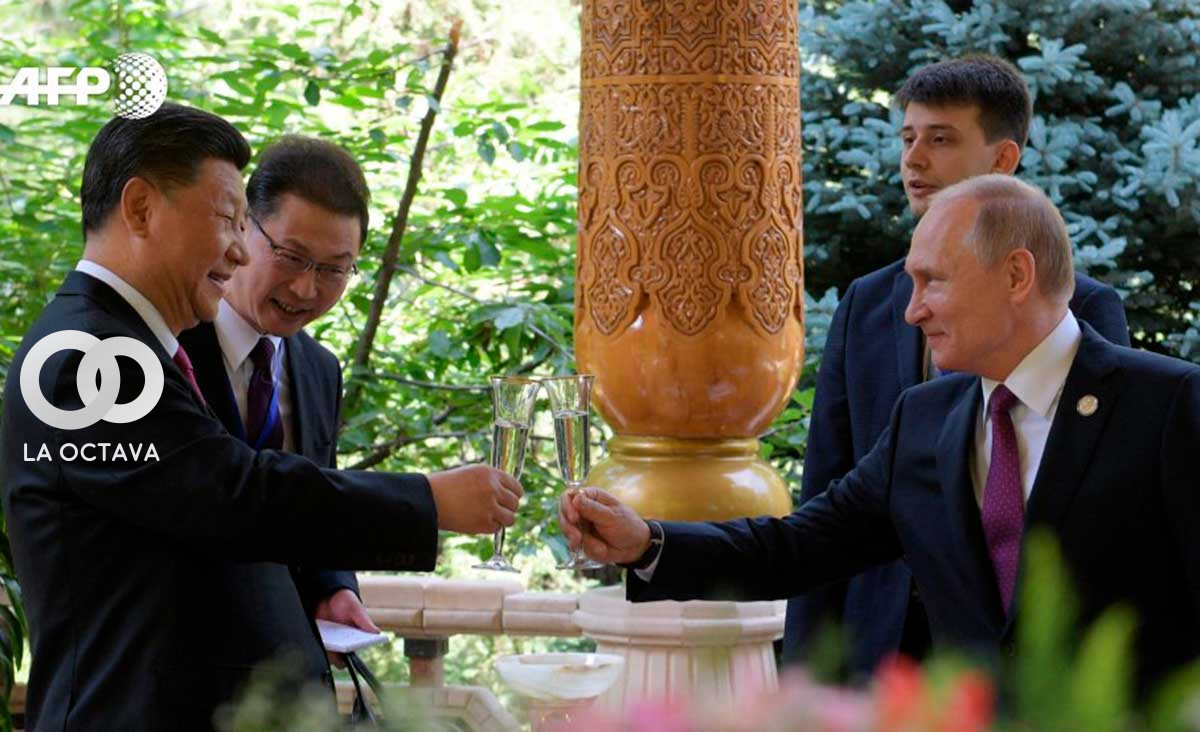 Vladimir Putin (der.) y Xi Jinping se reunieron en un encuentro histórico