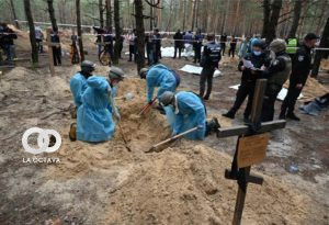 Cuerpos enterrados en un bosque cerca de Izium