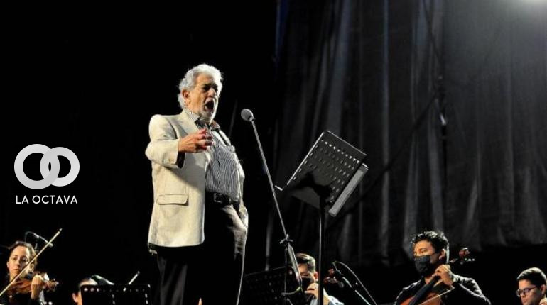 Compositor español, Plácido Domingo junto a la Orquesta Filarmónica de Santa Cruz.