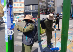 Personal municipal comienza con limpieza de calles sobre afiches de publicidad.